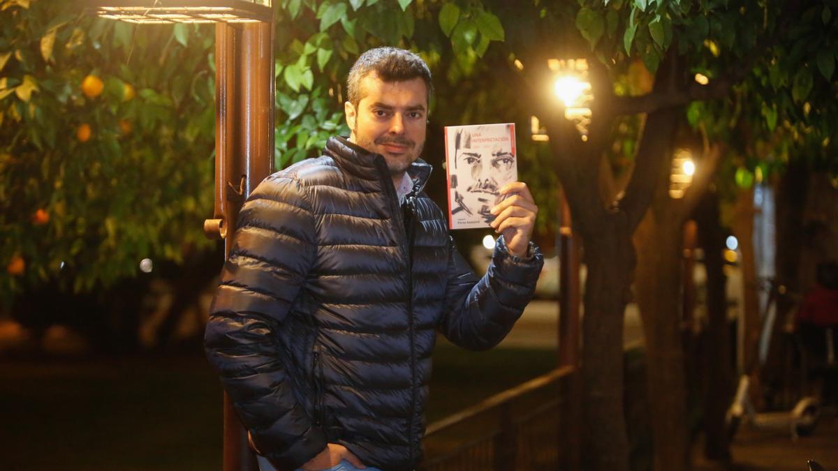 Joaquín Pérez Azaústre posa con su libro.