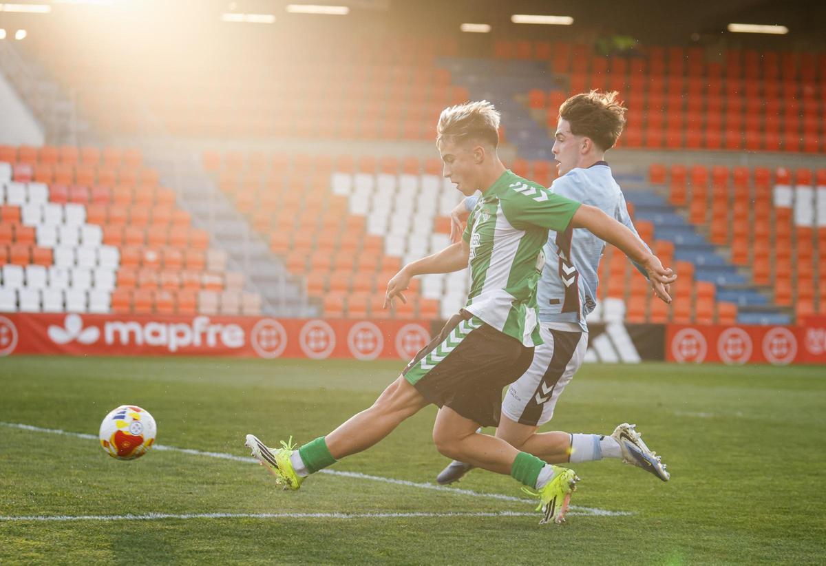 Un jugador del Betis remata durante el partido de ayer.