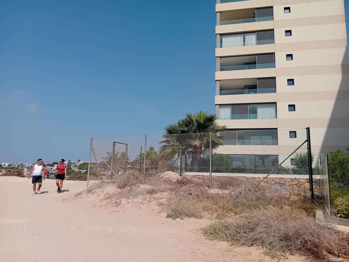 Así están los restos del cuartel de carabineros del siglo XIX y el refugio antiaéreo de la Guerra Civil en Punta Prima