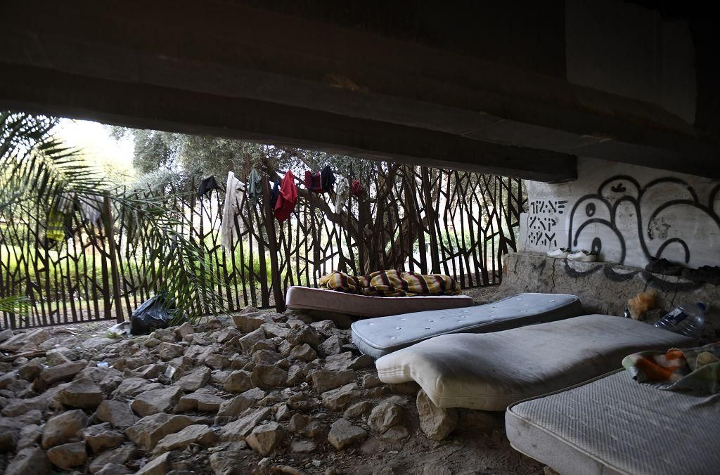 Así es la vida bajo el puente de la autovía de la A-30 en Murcia