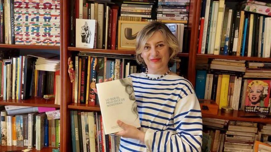 La profesora e investigadora Susana Cendán, con  un ejemplar del libro.    //  CEDIDA