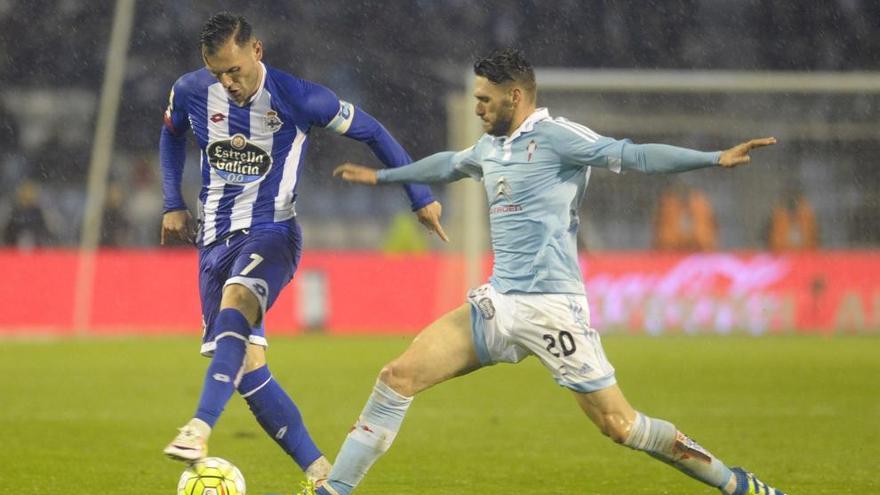 Sergi Gómez intenta robar el balón a Lucas Pérez en el último derbi gallego
