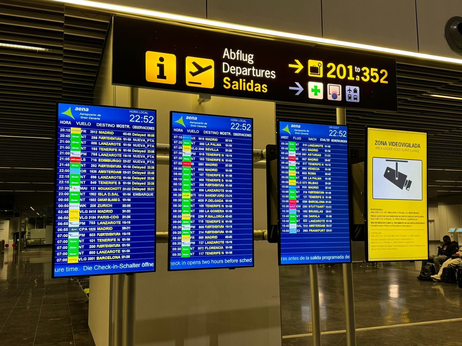 Llegada de los pasajeros que sufrieron el cierre del aeropuerto de Gran Canaria