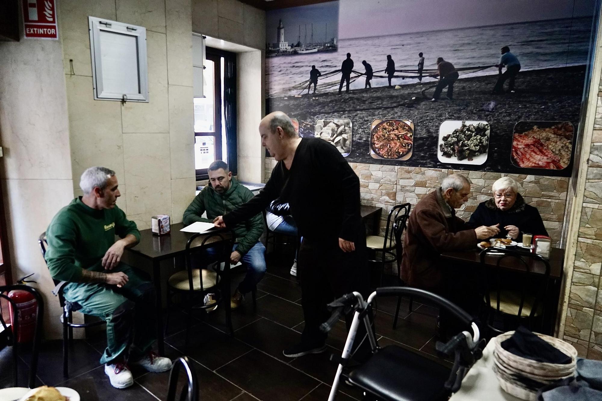 El Racimo sirve sus últimos desayunos tras un siglo de historia