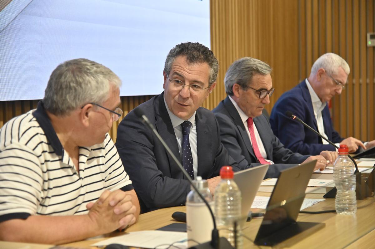 El presidente de Cajamar, Eduardo Baamonde, y Eduardo Moyano --centro-- flanqueados por Javier Esparcia y Manuel Gutiérrez, en Castelló.