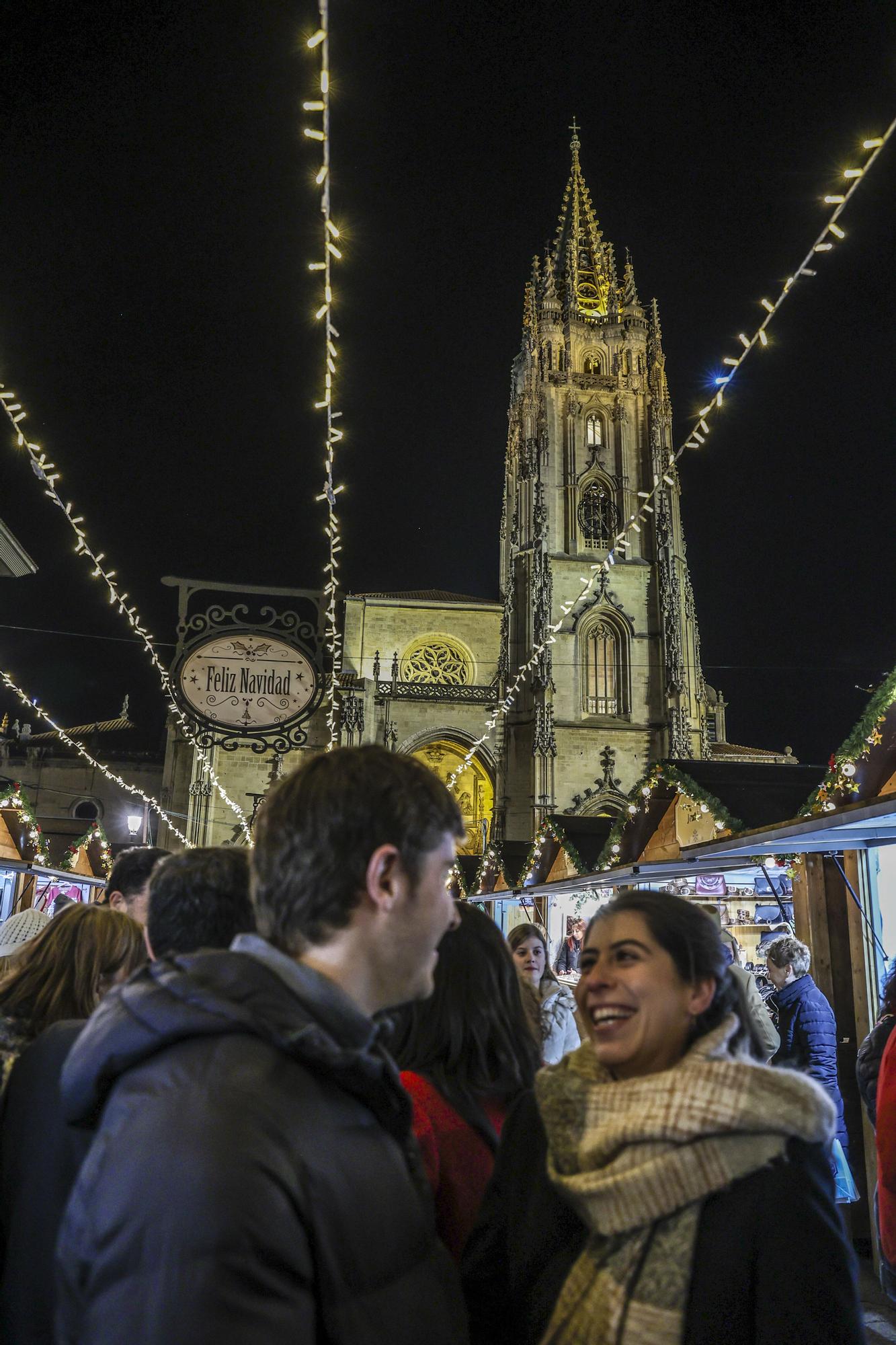 En imágenes: así fue el encendido de las luces de Navidad en Oviedo