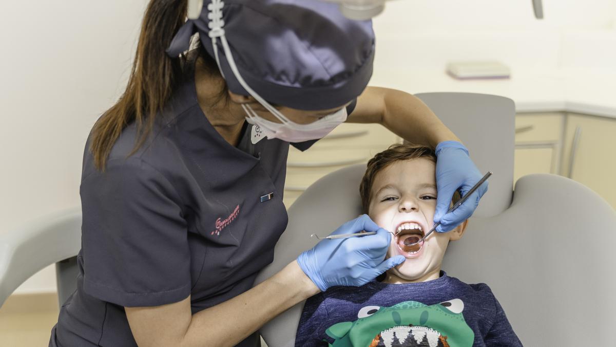 Sònia Ramon, odontopediatra en Ibiza. aconseja seguir una alimentación saludable, revisiones al dentista y buena higiene para evitar la caries.
