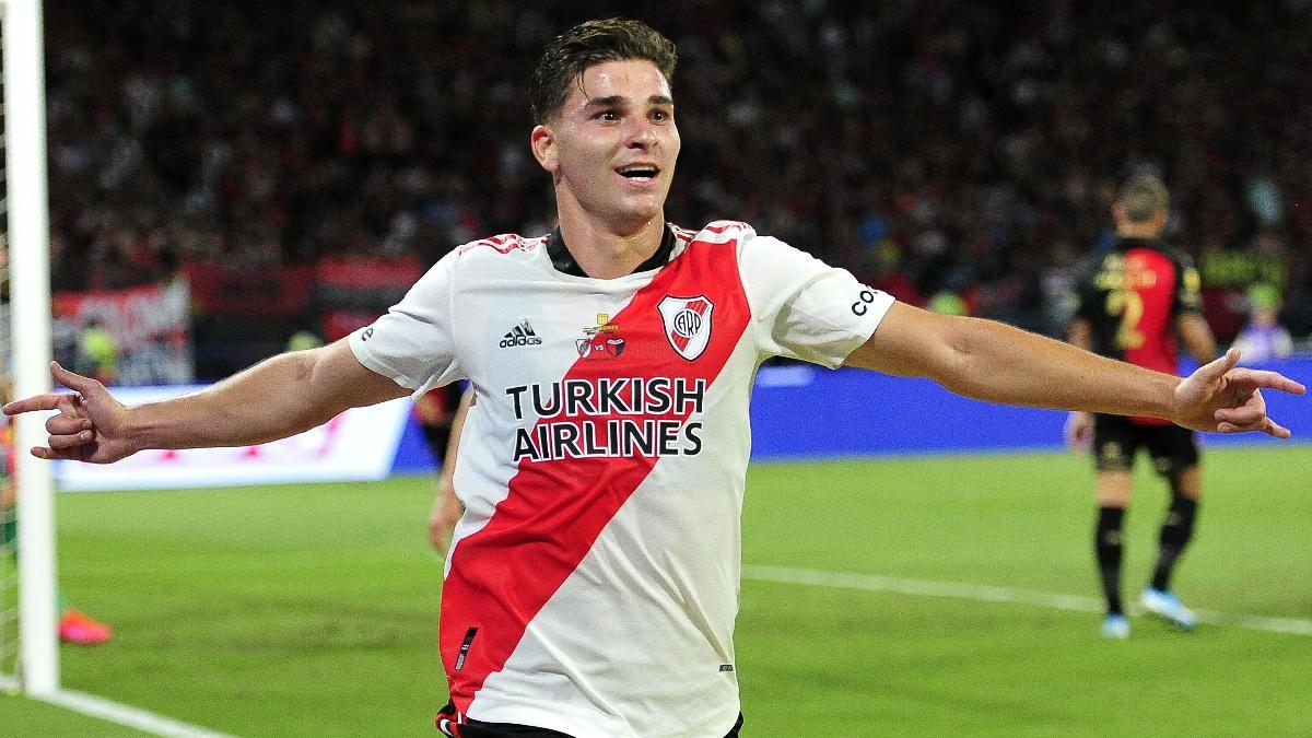 Julián Álvarez celebra un gol con River Plate