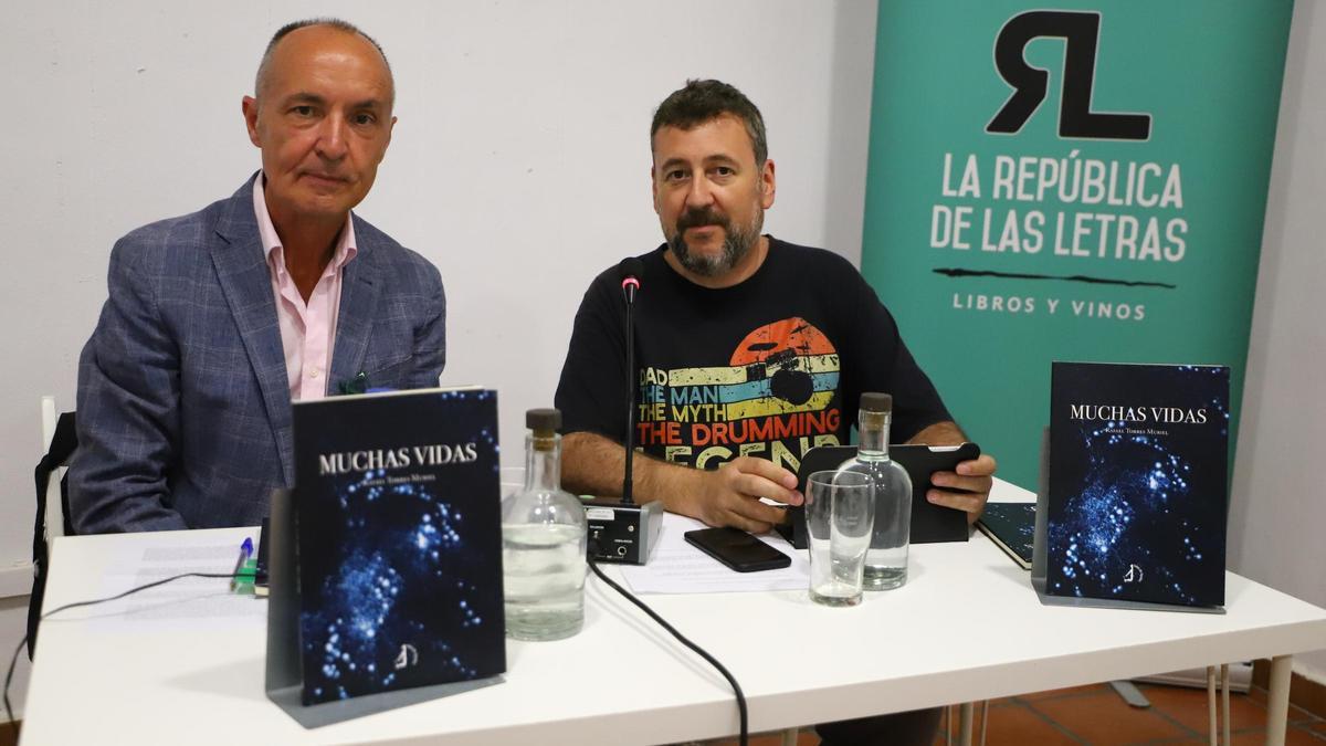 Rafael Torres Muriel presenta su libro ‘Muchas vidas’.