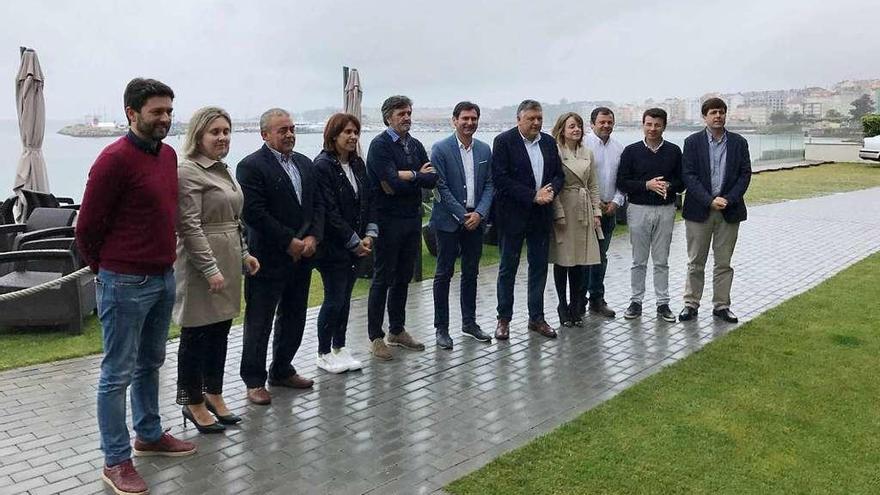 El equipo de gobierno, ayer en el Hotel Mardevela. // FdV