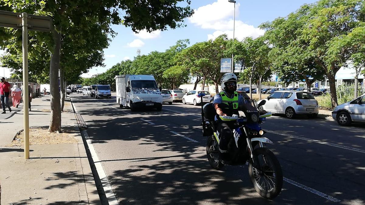 Marxa lenta a Figueres en protesta per la ubicació del mercat de la roba