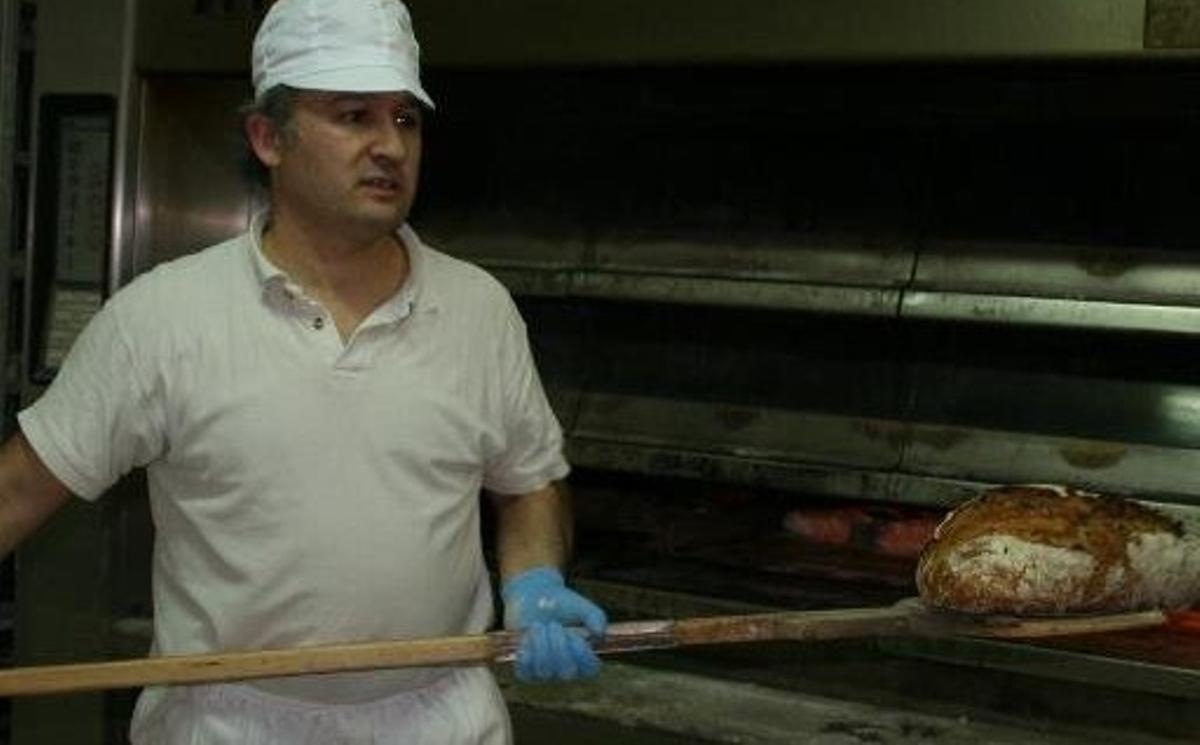 La primera panadería ecológica de Santiago que empezó con un carro y un caballo: "Nuestro pan es para gente que quiere cuidarse"