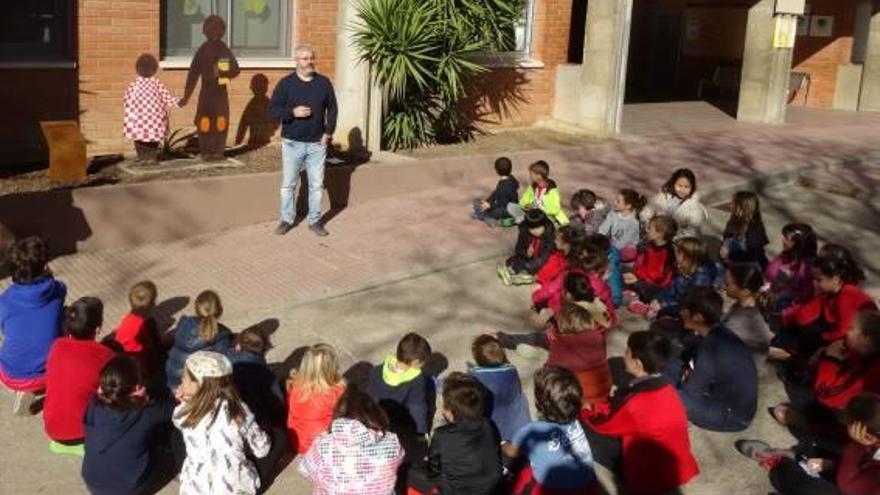 Girona L&#039;escola Migdia posa una placa a la seva escultura