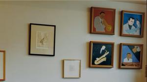 Murakami, junto a su colección de discos y algunas ilustraciones de Makoto Wada