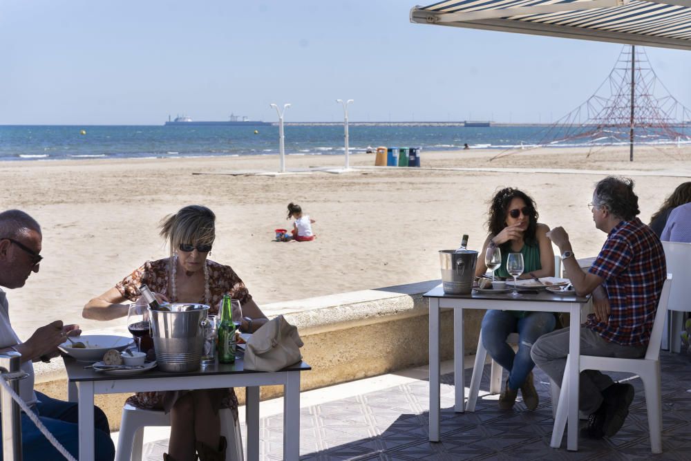 Playas y terrazas llenas en València en los primeros días de la fase 1
