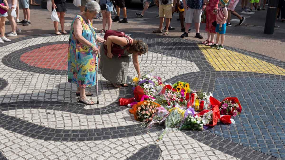 Las primeras flores de recuerdo llegan a La Rambla.