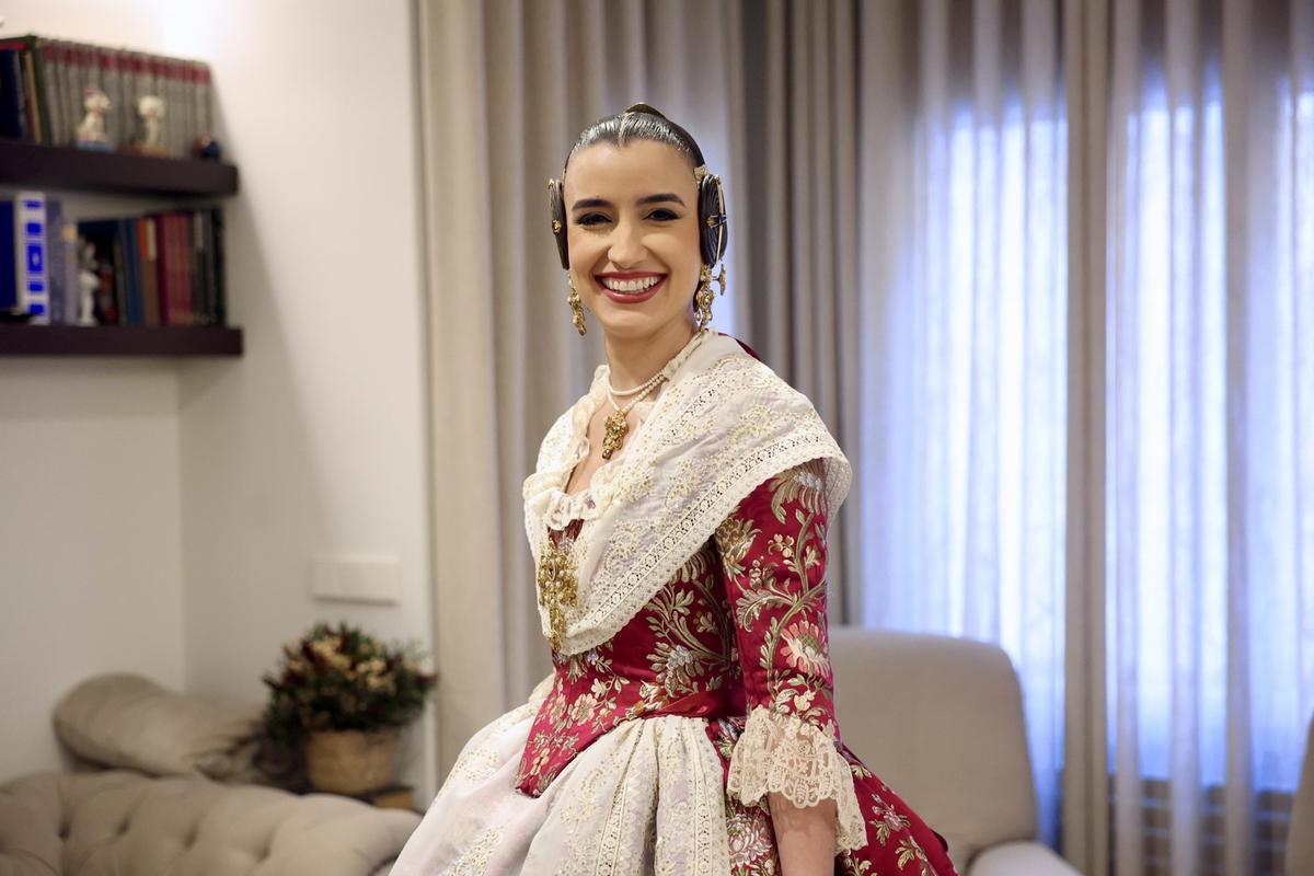 Puntilla y manteleta segundo traje oficial de Carmen Pradas.