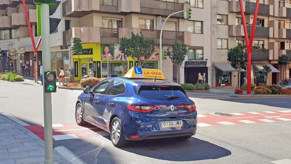 Coche de prácticas de una autoescuela de Vigo.