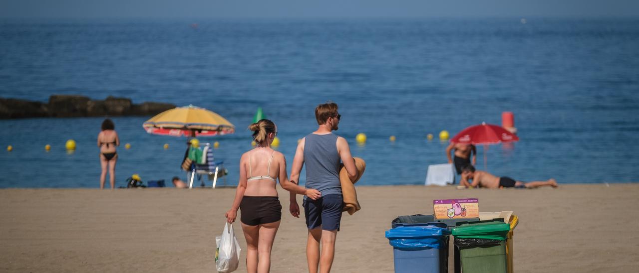 Dos turistas en una playa de Tenerife.