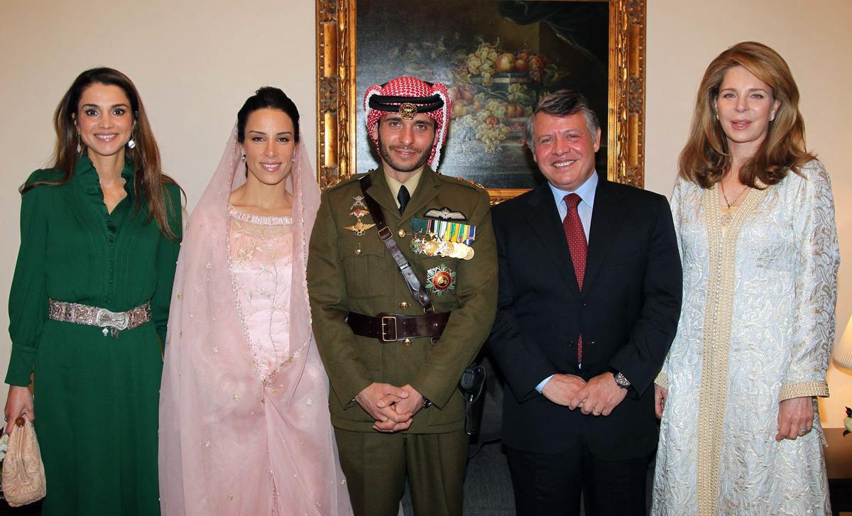 Foto de enero del 2012, día de la boda del príncipe Hamza, que aparece vestido de militar junto a su mujer, la princesa Basna, y la reina Rania (izquierda) y el rey Abdalá II y la reina Nur (derecha).