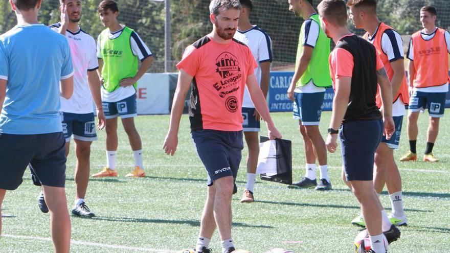 El técnico de los pontinos, Rubén Domínguez, durante un entreno. |  // I.O