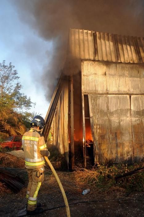 Arde una tienda de neumáticos en Murcia