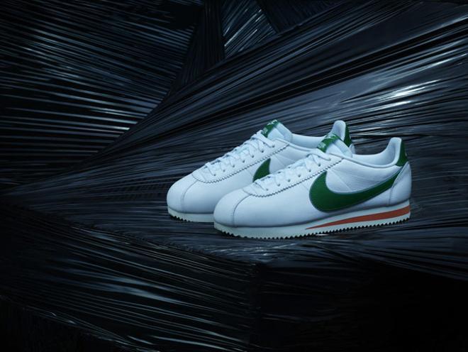 Zapatillas blancas con logo verde y suela roja de la colección Nike Stranger Things