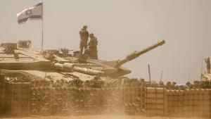 Un vehículo militar israelí opera cerca de la frontera entre Israel y Gaza, este jueves.