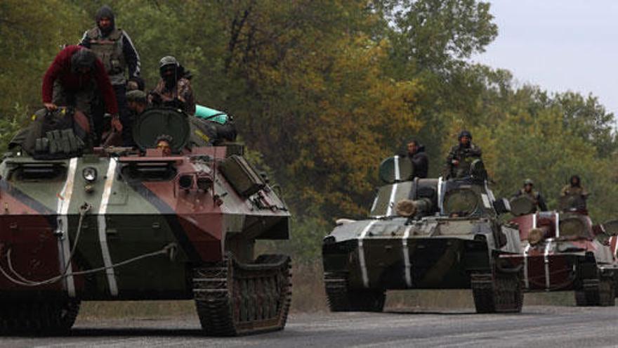 Soldados ucranianos conducen tanques cerca de Debaltseve.
