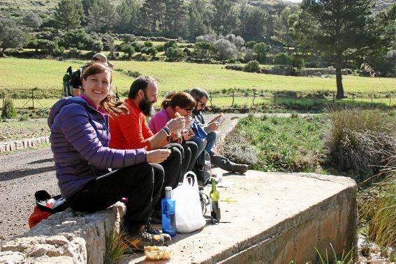 Die Wandergruppe aus Binissalem hat Wein aus ihrem