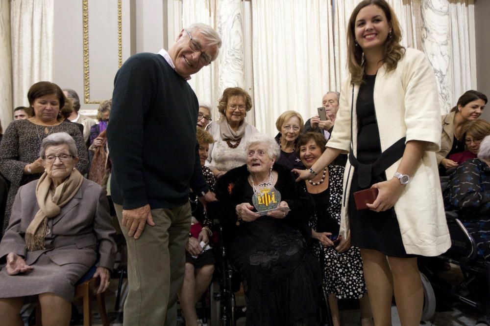 Homenaje a los 25 vecinos centenarios de Valencia