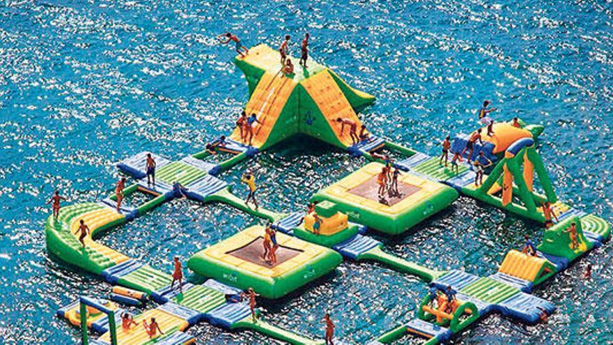 Imagen de un parque acuático marino en la que se aprecian los diferentes aparatos de juego.