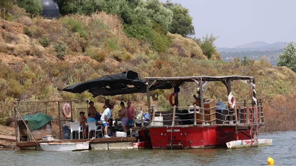 Cordobeses disfrutan del oasis contra el calor de la playa de La Breña.