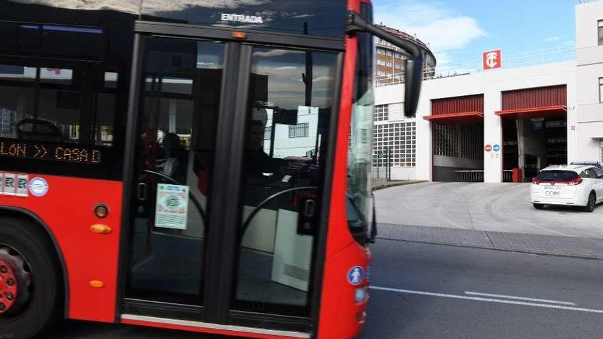 Un bus, en la entrada de las instalaciones de Tranvías en Os Rosales.