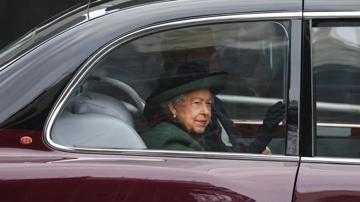 Isabel II reaparece en la misa en honor al Duque de Edimburgo