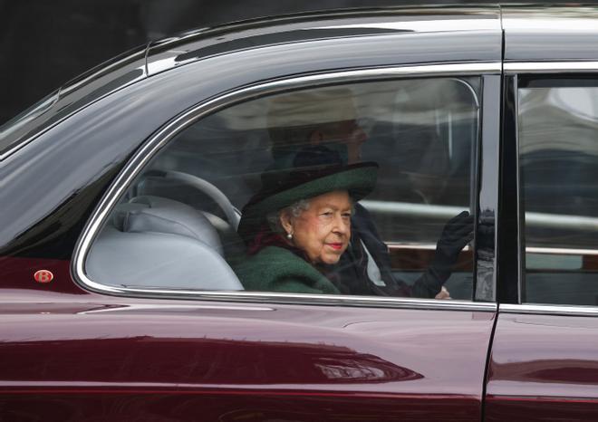 Isabel II reaparece en la misa en honor al Duque de Edimburgo