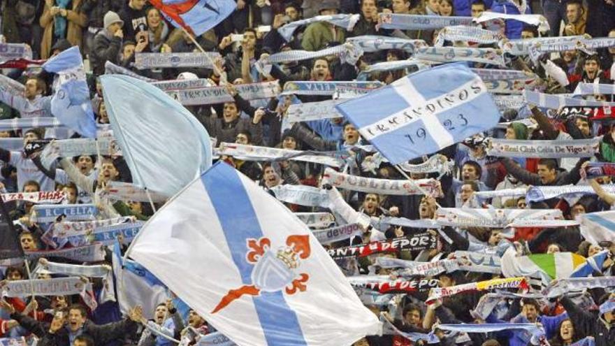 Un grupo de aficionados del Celta, durante un encuentro en Balaídos.  // Marta G.Brea