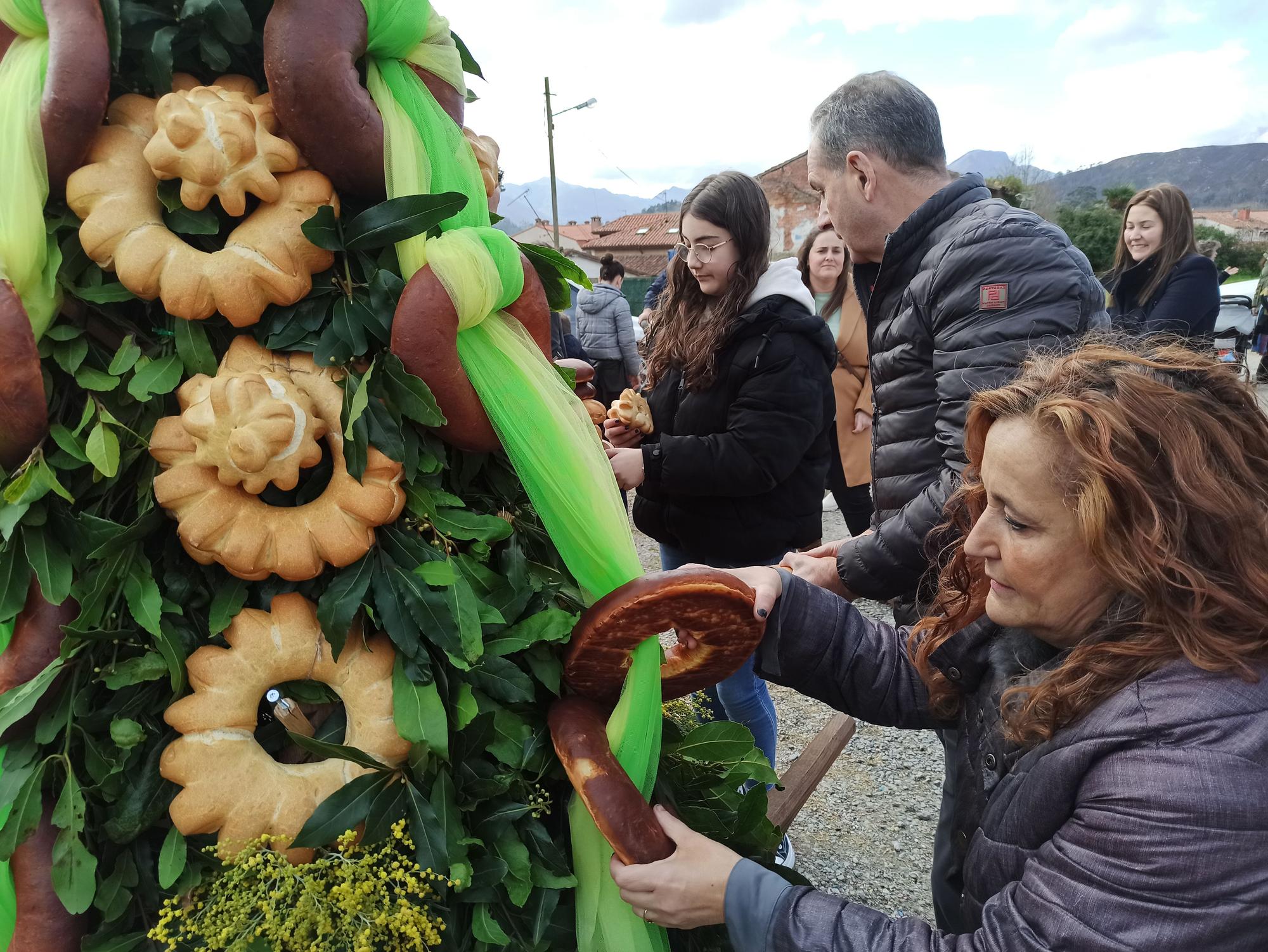 En Posada de Llanes, los panes del ramu vuelan por La Candelaria: "Hay que andar rápido"