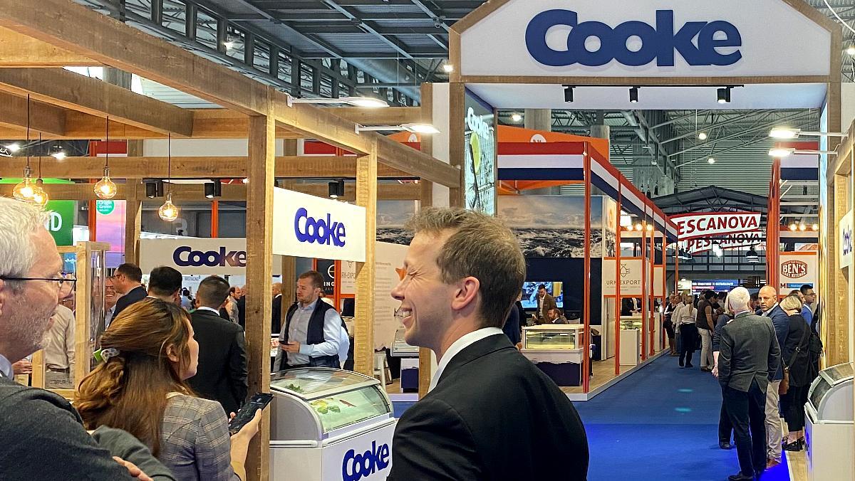 El estand de Cooke en la feria Seafood 2023, y al fondo el de Pescanova.