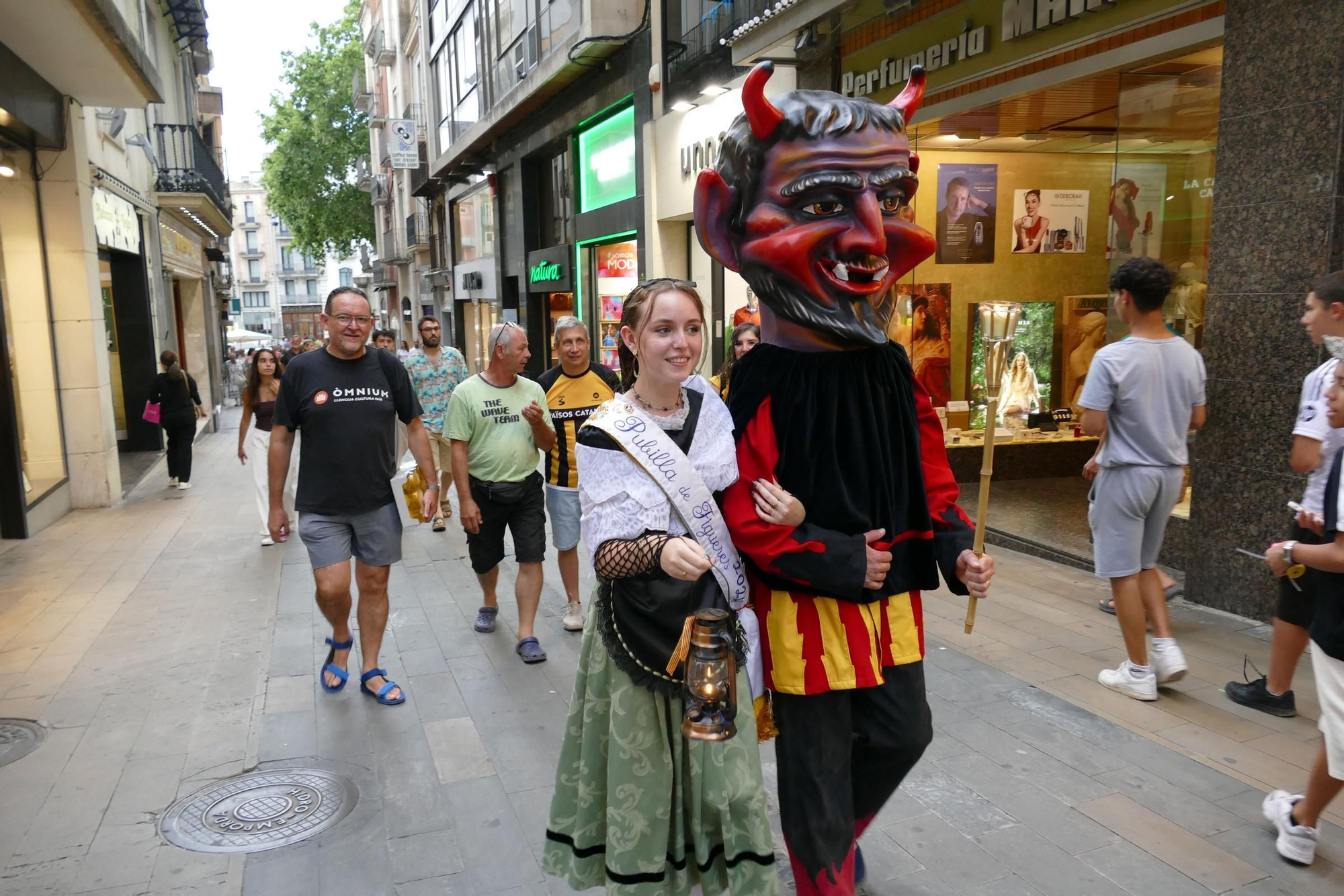 Figueres rep la Flama del Canigó i reparteix la llum de la catalanitat per tota la comarca
