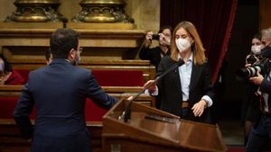 Pere Aragonès saluda a la líder de los comuns en el Parlament, Jéssica Albiach