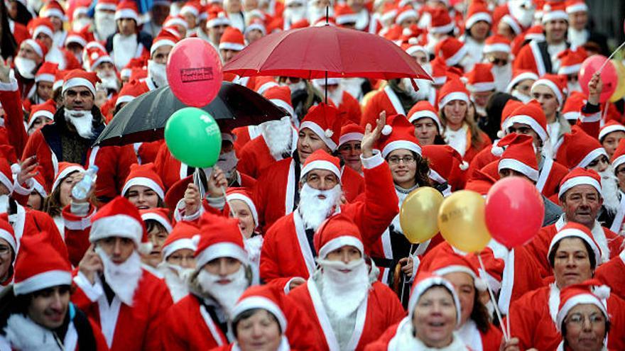 Cientos de personas vestidas con trajes de Papá Noel se congregaron en las calles en un intento por batir el récord Guinness, en Oporto (Portugal).