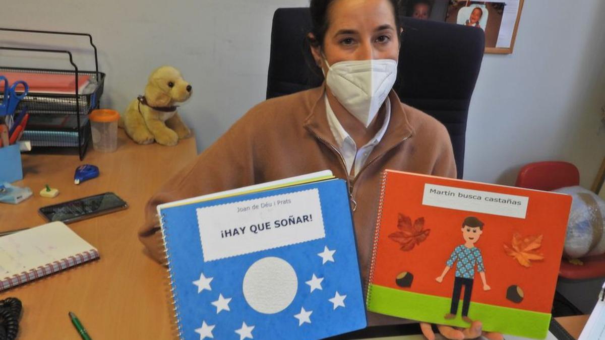 Sandra López, con dos libros en braille y con texturas. // FERNANDO CASANOVA