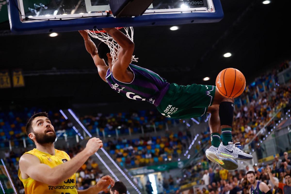 Kameron Taylor se cuelga del aro del Dreamland Gran Canaria.