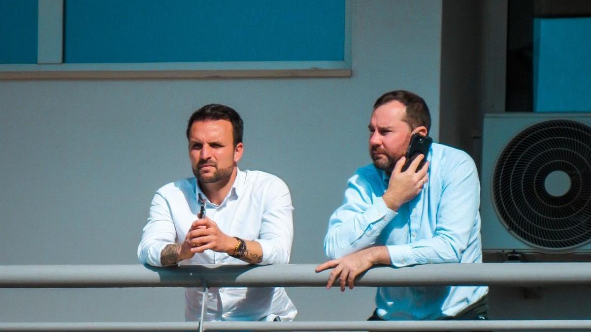 Ayoze García y Manu Guill, al teléfono durante el amistoso del Tenerife B ante el Valerenga en Adeje.