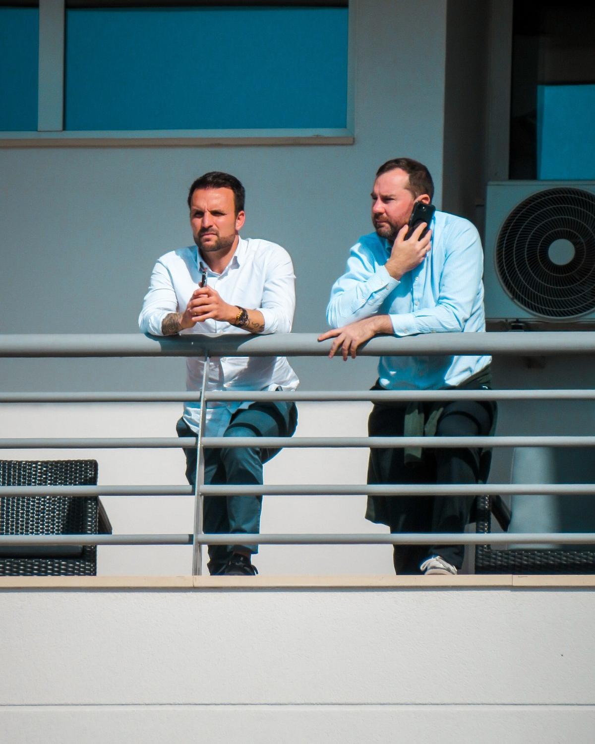 Ayoze García y Manu Guill, al teléfono durante el amistoso del Tenerife B ante el Valerenga en Adeje.