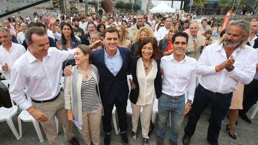 Albert Rivera con sus cabezas de lista en Galicia, esta mañana, en Vigo. // Marcos Canosa