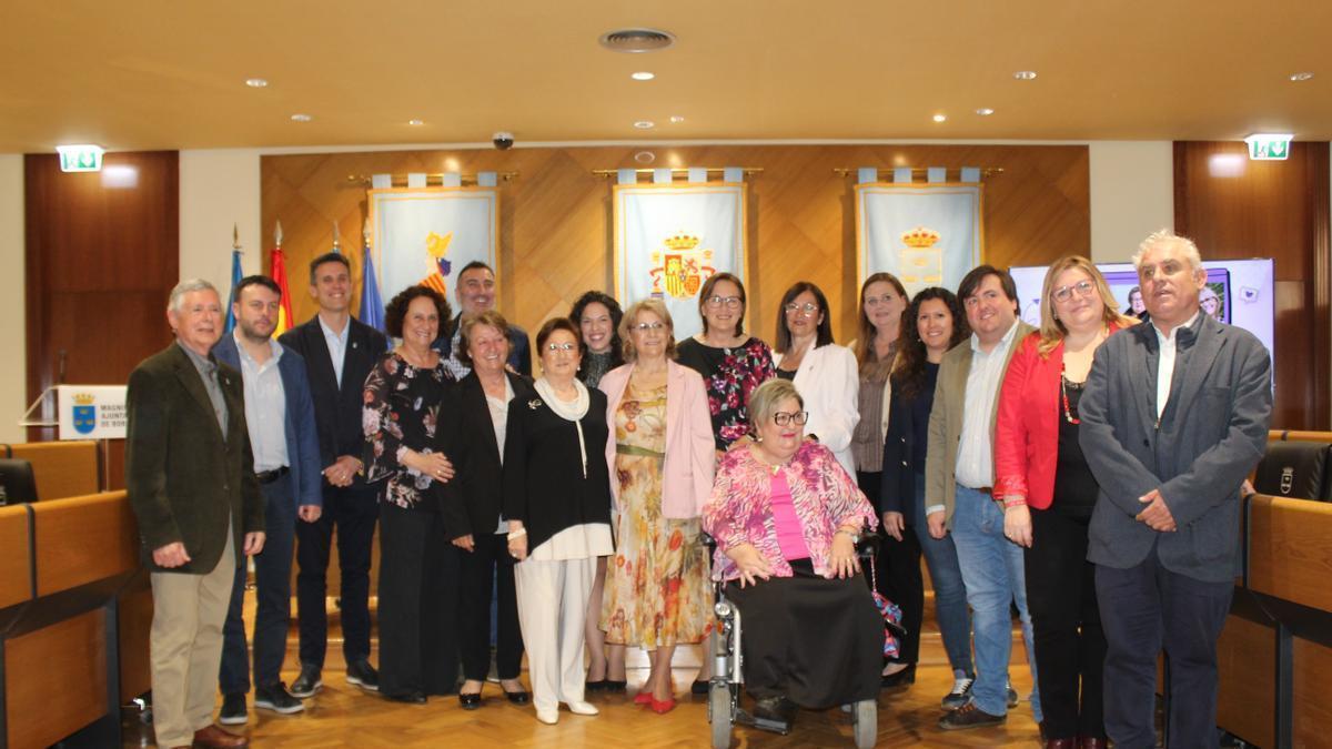 Las homenajeadas, Regina García, Gloria Saborit y Manuela Andrés en el centro, acompañadas una amplia representación de la corporación municipal.
