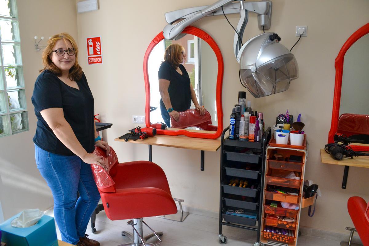 Eva María Nava, en un rincón de su peluquería en El Escamplero.