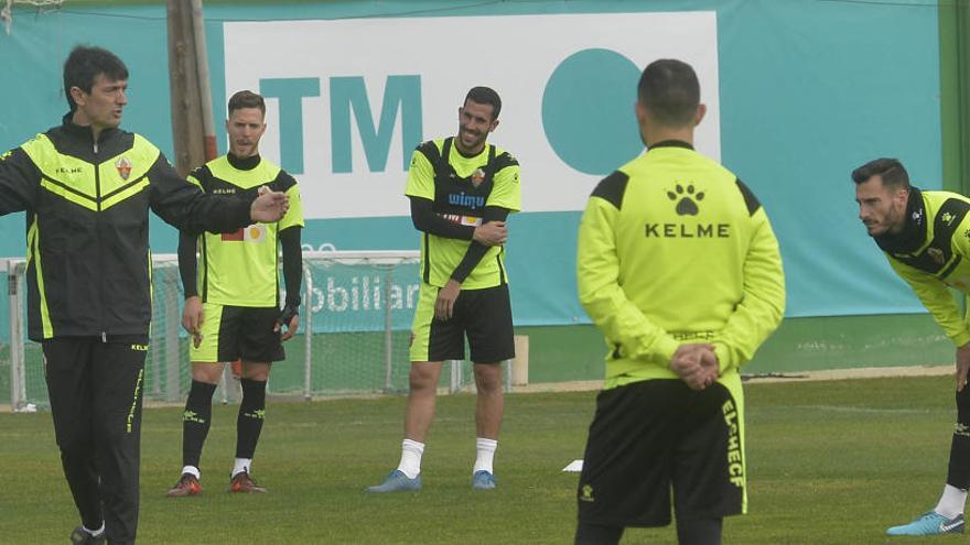 Pacheta dando instrucciones, durante un entrenamiento